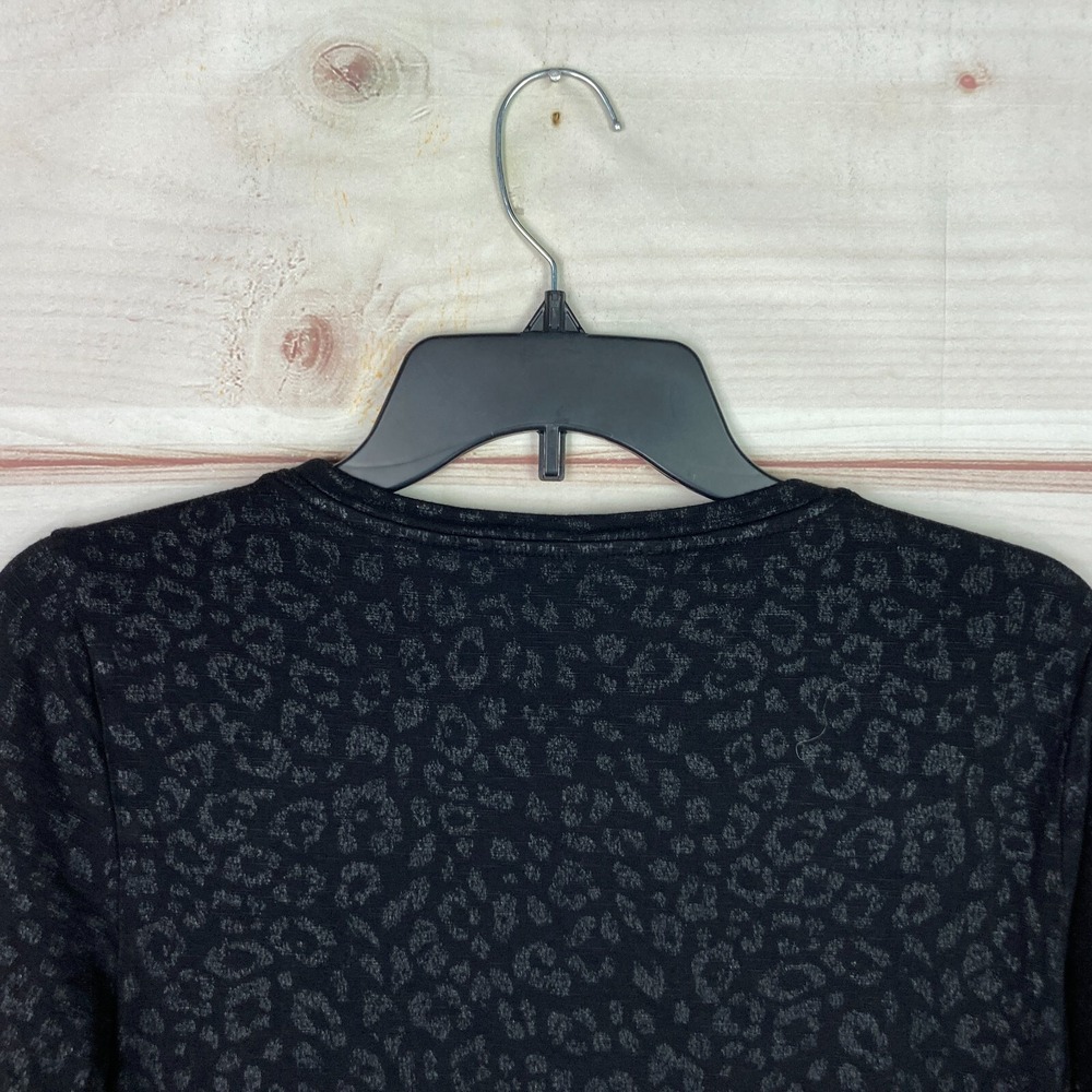 White House Black Market Top Womens S Black Leopard T-Shirt Scoop Neck Knit - Picture 7 of 7